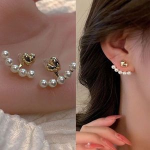Elegant 925 silver needle heart-shaped gold studs with five white pearls hanging