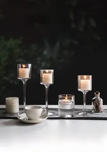 Juego de tres candelabros altos de cristal con tallos elegantes y base cilíndrica