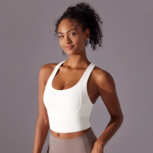 Gros plan détaillé du soutien-gorge de sport blanc sans couture avec larges bretelles