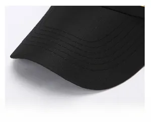 Dettaglio del cappello da baseball nero traspirante con tesa rinforzata e ispessita