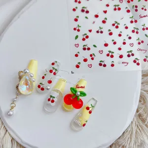 Détails de stickers ongles 5D cerise avec bijoux jaunes et décorations élégantes