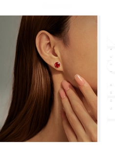 Dettaglio orecchini a lobo 8mm in argento S925 con zirconi rossi taglio a rosa