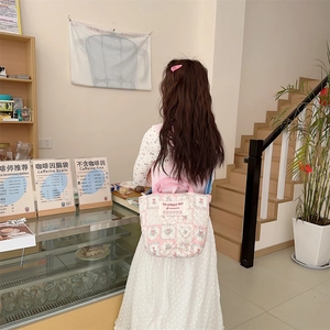 Détail du sac seau matelassé à fleurs avec vichy rose et bandoulière réglable