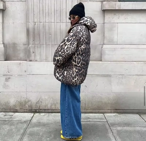 Nahaufnahme der Kapuzenjacke mit Leopardenmuster und modischen Streetstyle-Details