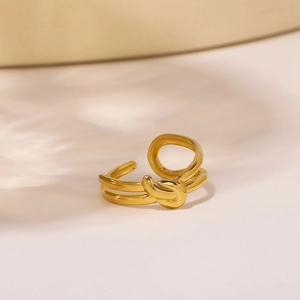 Eleganter goldener Edelstahlknotenring mit poliertem, minimalistischem offenem Design