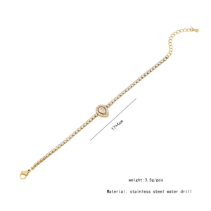 Détail d'un bracelet cœur en acier doré avec zirconiums et informations de taille