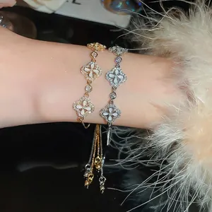 Verstellbare Kleeblatt-Armbänder mit Perlmutt und Zirkonia in Gold- und Silberschliff