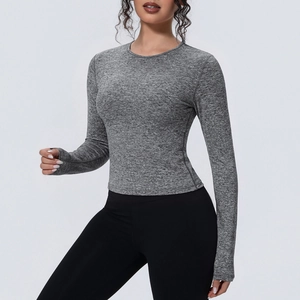 Détail du haut de yoga gris à manches longues avec texture de tissu chiné respirant