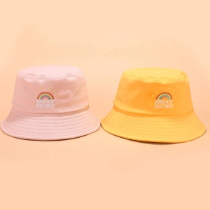 Bobs en coton rose et jaune avec broderie arc-en-ciel et Radiate Positivity