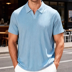 Herren Kurzarm-Poloshirt in Hellblau gestreift mit V-Ausschnitt aus Strickmaterial