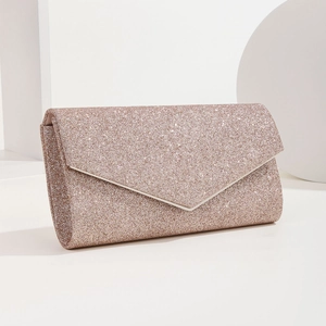 Detailaufnahme der rosa Glitzer-Abendtasche mit V-Klappe auf minimalistischem Sockel