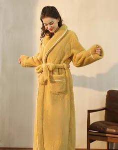 Dettaglio di un accappatoio di peluche giallo con bordino bianco e cintura in vita