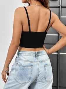 Haut court dos nu à col en V pour femme en noir avec jean ajusté bleu clair