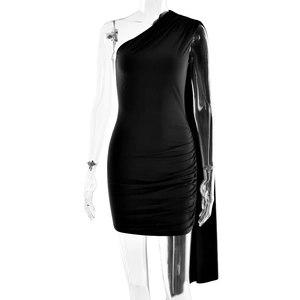 Details des schwarzen One-Shoulder-Minikleids mit eleganter Raffung und langem Umhangärmel