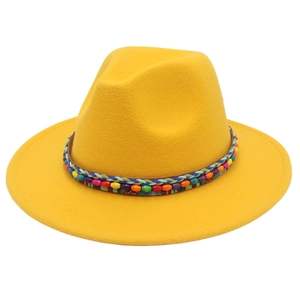 Détail d'un chapeau en feutre jaune avec une bande ethnique tressée aux couleurs arc-en-ciel