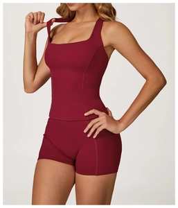 Dettaglio del top da yoga rosso scuro con scollo quadrato e tessuto elasticizzato opaco