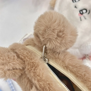 Détail de la trousse en peluche douce avec oreilles mignonnes et fermeture éclair en métal