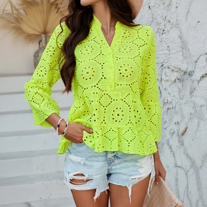Chemisier femme col V en broderie anglaise jaune fluo avec manches 3/4 et ourlet volanté