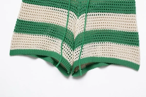 Detail der grün-beige gestreiften Strickshorts mit Häkelstruktur und Kordelzug am Bund
