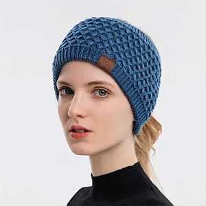 Blaues Strickstirnband für Damen mit Wabenmuster und hochwertigem Lederetikett Detail