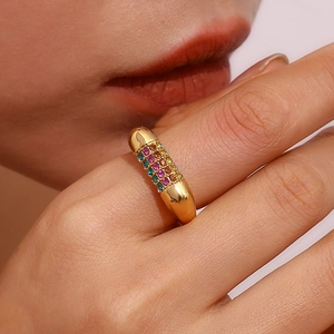 Anillo chapado en oro con gemas de colores en pavé y extremos redondos de metal