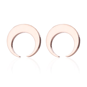 Détail des boucles d'oreilles croissant de lune en or rose avec texture métal brossé