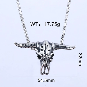 Vue détaillée du pendentif tête de mort de taureau argenté avec dimensions et poids de 17,75g