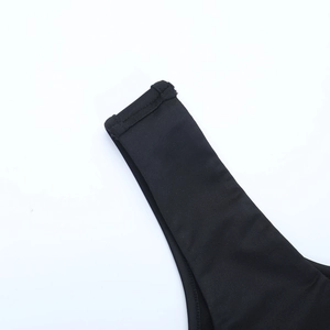 Dettaglio del tessuto a maglia nera elasticizzata con cuciture a doppio ago sui bordi