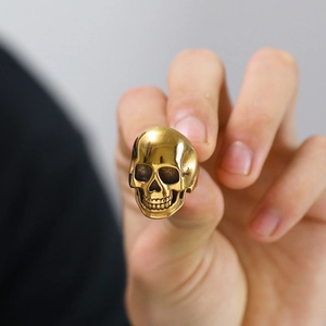 Primo piano dettagliato di un anello a teschio dorato vintage da uomo stile gotico