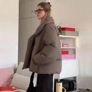 Doudoune marron à col montant pour femme, coupe ample et style décontracté d'hiver