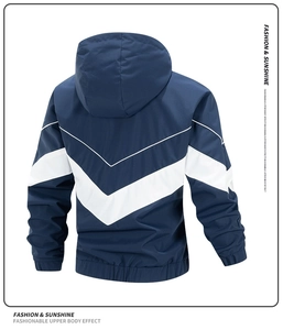 Dettaglio della giacca sportiva blu navy con blocco di colore a V bianco e design con cappuccio