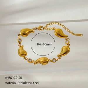Gros plan du bracelet cœur en acier inoxydable doré avec zircons et poids de 6,1 g