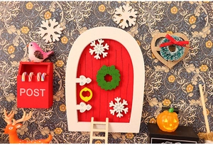 Set porta degli elfi di Natale in miniatura con porta rossa, cassetta e renna decor