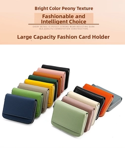 Dettaglio di porta carte in pelle a grana litchi multicolore con chiusura a zip