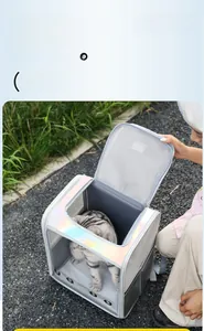 Détail d'un sac à dos gris pour animaux avec filet respirant et grande ouverture supérieure