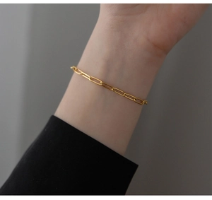 Dettaglio del bracciale a catena a graffetta placcato oro 18 carati con polsino nero