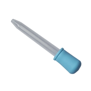 Detailaufnahme einer blauen Pipette für Baby-Pflegesets zur Medikamentendosierung