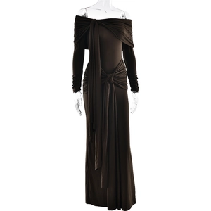 Détail d'une robe marron foncé à épaules dénudées avec drapé noué et corsage plissé chic