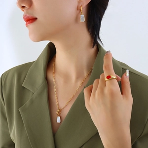 Parure de bijoux dorés avec collier pendentif nacre blanche, boucles et bague rouge