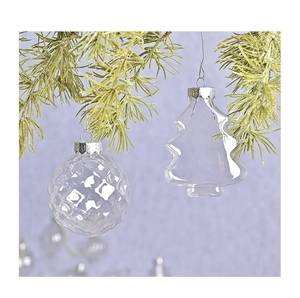 Dettaglio di una palla sfaccettata e un ornamento in PET a forma di albero sul ramo