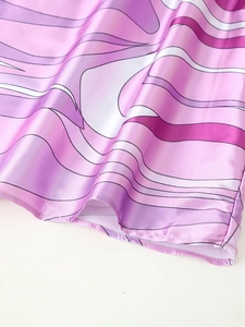 Detail der lila Wellenmuster-Satinware mit hochwertiger Saumnaht-Verarbeitung