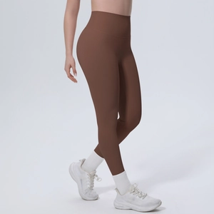 Detail der kaffeebraunen High-Waist-Leggings mit nahtloser Textur und Lifting-Effekt
