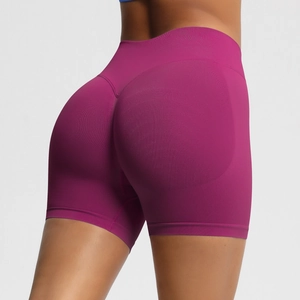 Vue arrière du short de sport sans couture taille haute rose avec effet push-up fessier