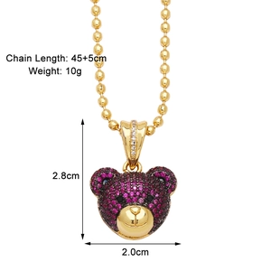 Détail du pendentif ours avec zircons violets et chaîne dorée de 45+5 cm