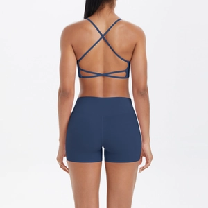 Vue arrière détaillée d'un soutien-gorge de sport bleu foncé et d'un short de fitness taille haute