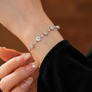 Gros plan d'un élégant bracelet en argent orné de pierres de zircon géométriques brillantes