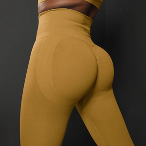 Détail macro du pantalon de yoga sans couture taille haute avec contour fessier jaune moutarde