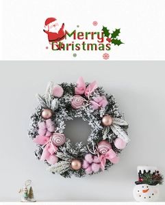 Détails de couronne de Noël rose avec épines enneigées, nœuds satinés et ornements