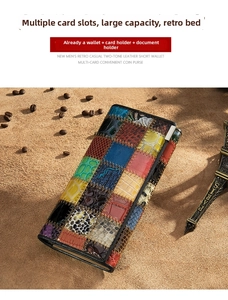 Gros plan sur portefeuille en cuir patchwork avec textures exotiques et fermoir métal