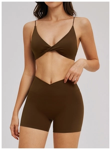 Soutien-gorge de sport marron café et short taille haute avec bretelles croisées
